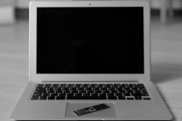 An open netbook on a wooden surface.  - Valokuva, kuva
