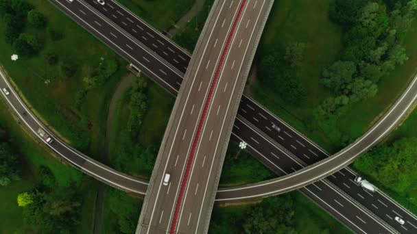 Bovenaanzicht gladde bekleding van markering asfalt kronkelende weg met druktransport verkeer luchtfoto schot - Video