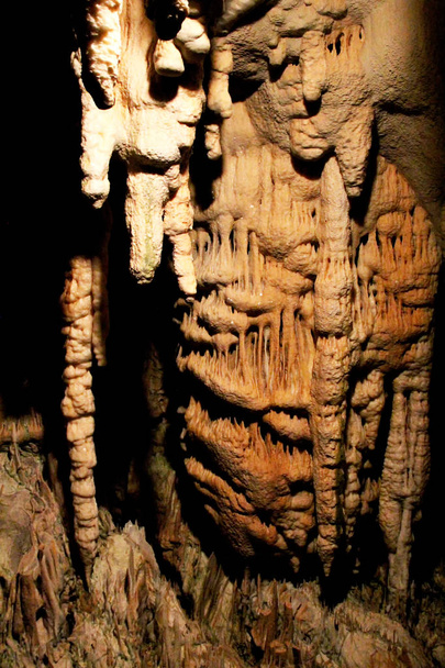 De steenvorming in de grotten van Postojna, Sloveens - Postojnska jama. - Foto, afbeelding