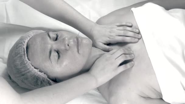 Belle femme adulte faisant un massage facial au salon de beauté
. - Séquence, vidéo