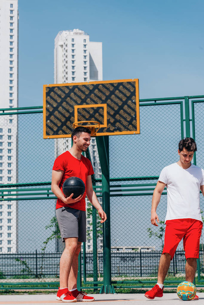 dva kluci hrát basketbal - Fotografie, Obrázek