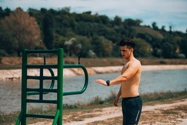 Attrayant athlétique homme exercice dans le parc d'été en plein air
 - Photo, image