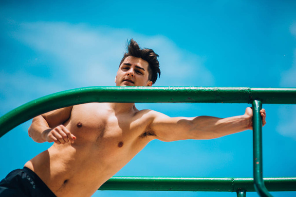 Fiziksel fit adam açık havada Triceps dips yapıyor egzersiz - Fotoğraf, Görsel