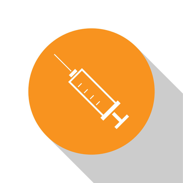 白いシリンジアイコンが白い背景に分離されています。ワクチン、ワクチン接種、注射、インフルエンザの注射用注射器。医療機器。オレンジ色の円ボタン。フラットなデザイン。ベクトルイラストレーション - ベクター画像