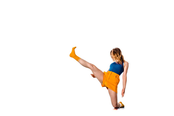 Jovem dançarina de hip hop realizando acrobacia isolada em uma parte traseira branca
 - Foto, Imagem
