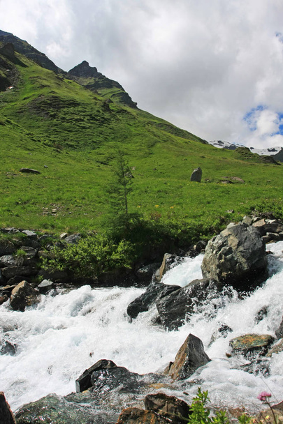 scenic shot of beautiful mountain water stream - Foto, imagen