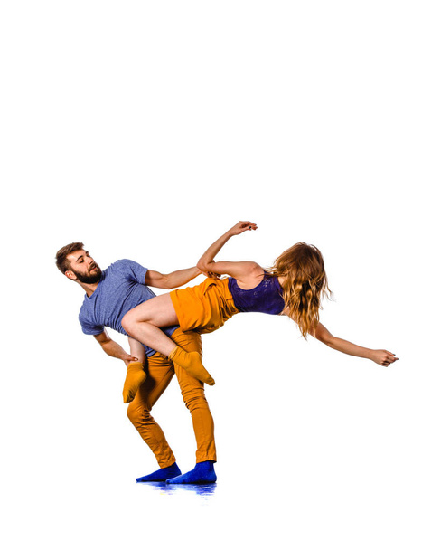 Χορεύοντας ζευγάρι πέρα από έντονο παρασκήνιο - Φωτογραφία, εικόνα
