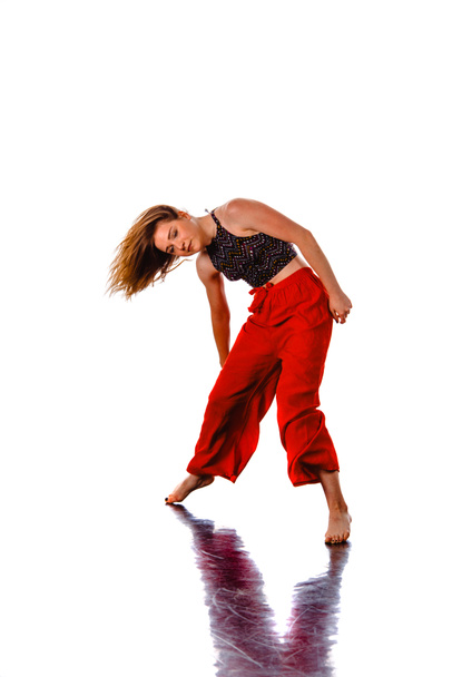 Portré a fiatal elegáns nő utcai táncos pózol stúdióban - Fotó, kép