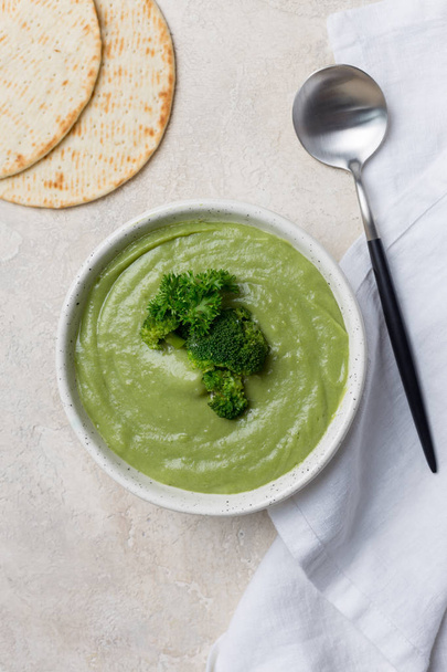 Broccoli cream soup with piece of broccoli with pita - Foto, Imagem