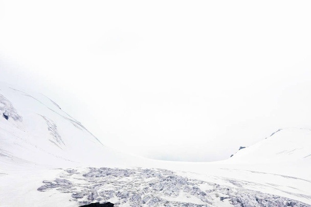 ruhiger Schuss von schönen schneebedeckten Bergen - Foto, Bild