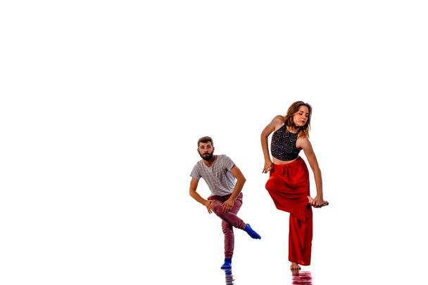 zwei talentierte Tänzer üben in großem Studio - Foto, Bild