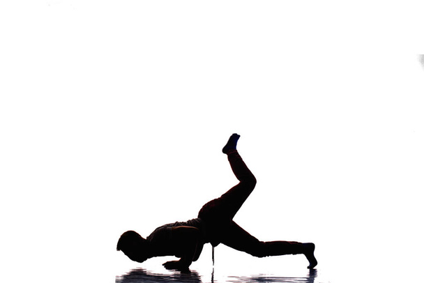 Joven hombre bailando con estilo y fresco breakdance
 - Foto, Imagen