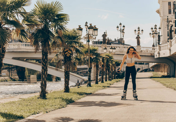 Girl roller skating outdoors - Valokuva, kuva