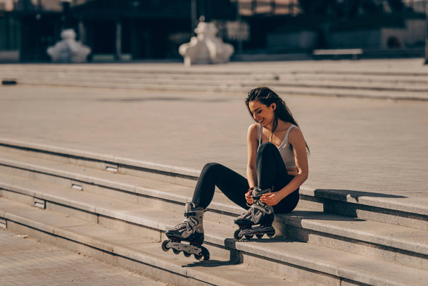 Menina engraçada patinação rolo
 - Foto, Imagem