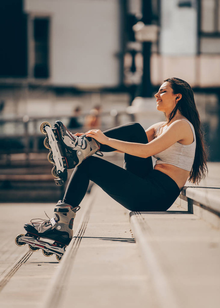 Mulher caucasiana em atividades de fitness ao ar livre
 - Foto, Imagem