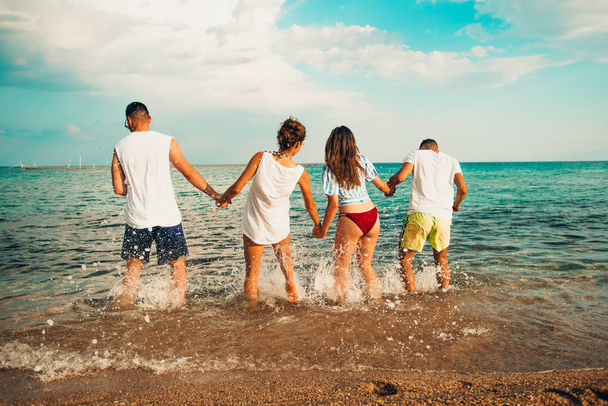 nastolatki przyjaciele plaża strona szczęście koncepcja - Zdjęcie, obraz