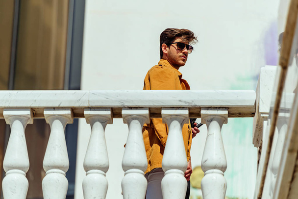 Homem adorável andando no terraço
  - Foto, Imagem
