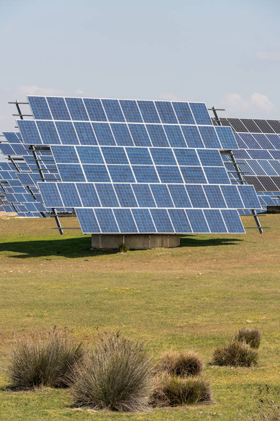 Painéis solares de uma central fotovoltaica perto de Almaraz
 - Foto, Imagem