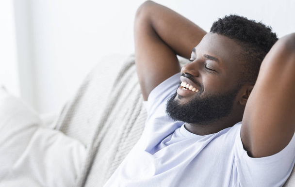 Mutlu Afrikalı adam hafta sonu zevk, evde rahatlatıcı - Fotoğraf, Görsel