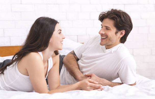 Jeune couple parlant dans la chambre à coucher, s'écoutant
 - Photo, image