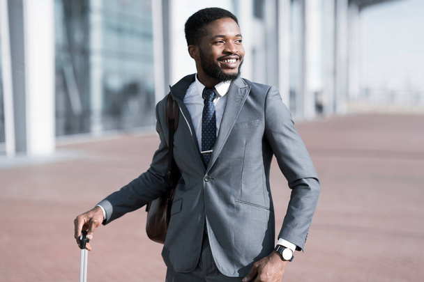 À espera de um táxi. Empresário Afro Chegando ao Aeroporto
 - Foto, Imagem