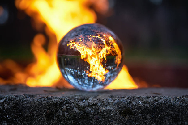 Η ανάποδα θέα μέσα από το lensball σε θολή φωτιά στο δάσος - Φωτογραφία, εικόνα