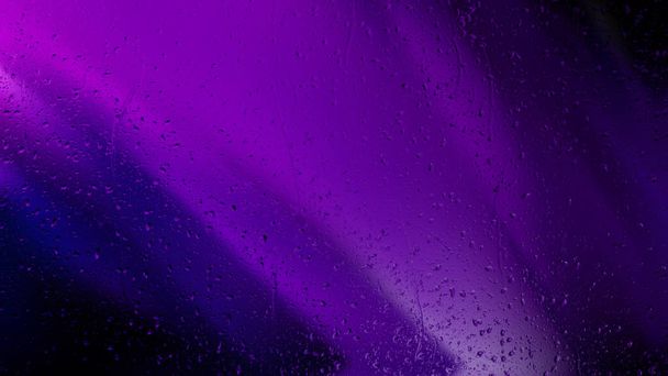 Капли воды на фиолетовом и черном фоне
 - Фото, изображение