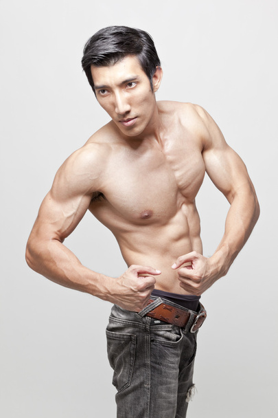 wizerunek mięśni mężczyzna pozowanie - Zdjęcie, obraz