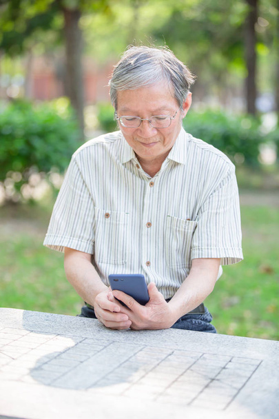 Older man use cellphone - 写真・画像