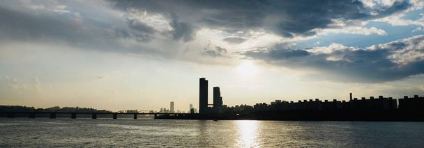 Центр Сеула і річка Хан і хмарний небо і захід сонця - Фото, зображення