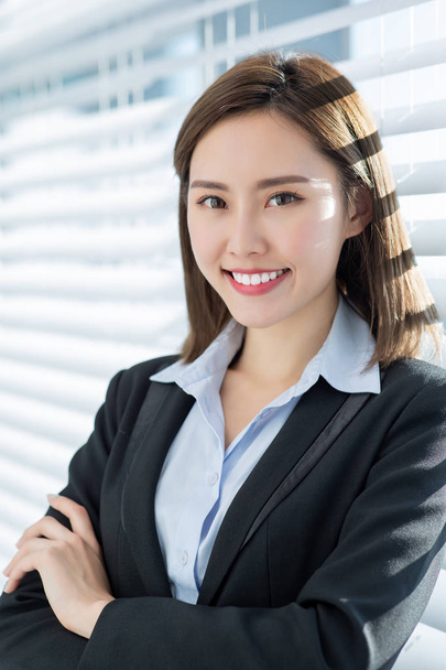 Asian business woman smile at you - Фото, зображення
