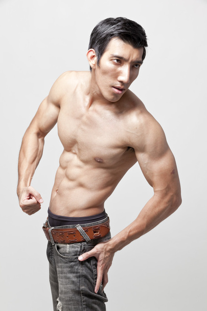 wizerunek mięśni mężczyzna pozowanie - Zdjęcie, obraz