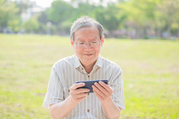 Older man watch video by cellphone - Foto, Bild