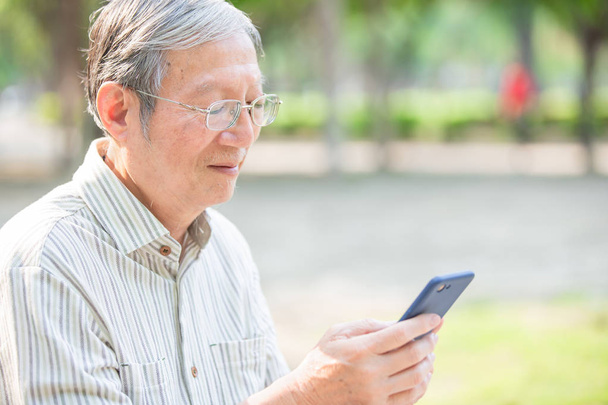 Older man use cellphone - Foto, Bild