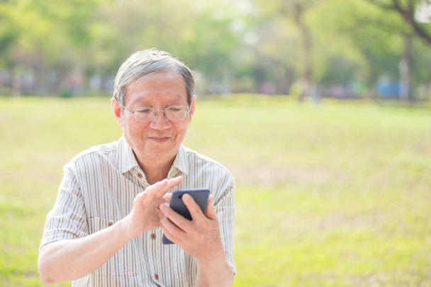 Older man use cellphone - Foto, Bild