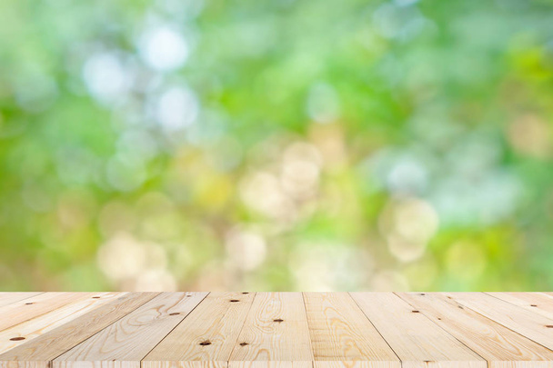 Mesa de madera vacía y bokeh verde
  - Foto, imagen