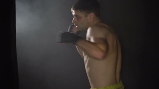 entrenamiento de boxeador en el gimnasio - Metraje, vídeo
