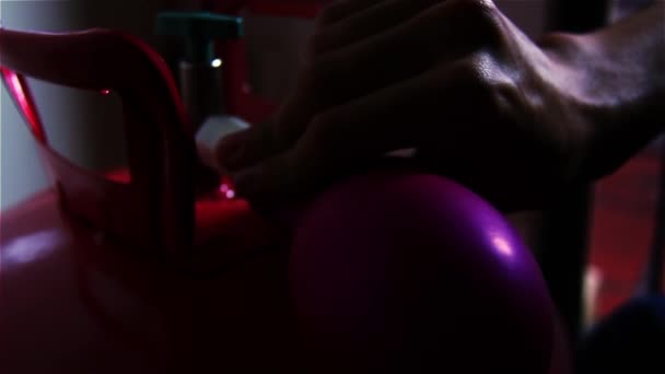 Las manos masculinas inflan globo usando tanque de helio
. - Metraje, vídeo
