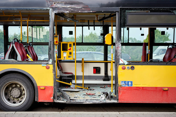 Pohled na zničený městský autobus po silniční nehodě. - Fotografie, Obrázek