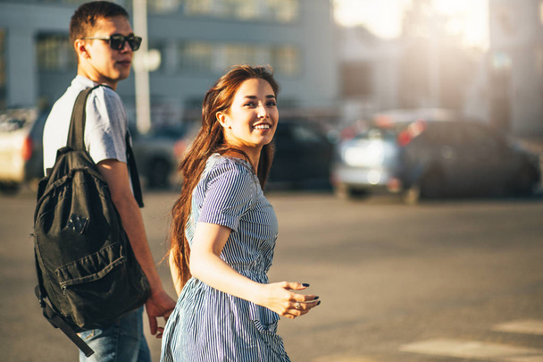 Mutlu genç çift aşık gençler arkadaşlar rahat tarzı şehir caddesinde birlikte yürüyüş giymiş - Fotoğraf, Görsel