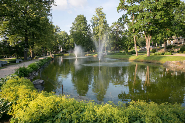 City Cesis, República de Letonia. Estanque con fuente en parque de la ciudad. E
 - Foto, Imagen