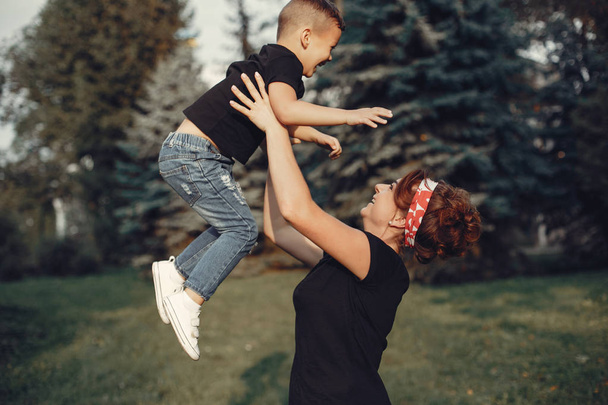 Madre con figlio che gioca in un parco estivo - Foto, immagini