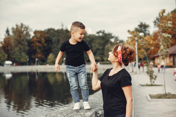 Mother with son playing in a summer park - Foto, Bild