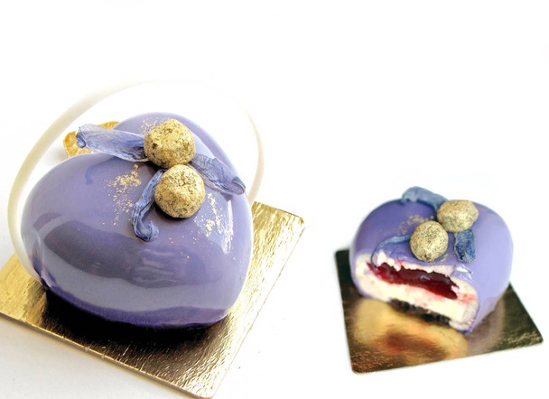 Fioletowy kształt serca deser ze złotymi dekoracjami i pierścień białej czekolady w plasterki - Zdjęcie, obraz