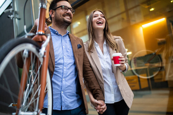 Šťastné podnikání lidé diskutovat a usmívat se při procházce spolu venku - Fotografie, Obrázek