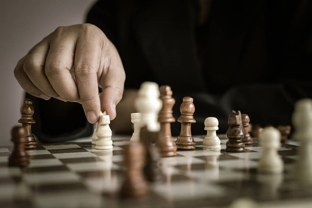 Satranç tahtası oynayan iş kadını yakın çekim eli  - Fotoğraf, Görsel