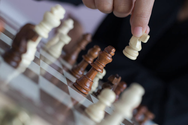 Lähikuva laukaus käsi liiketoiminnan nainen pelaa shakkilautaa
  - Valokuva, kuva