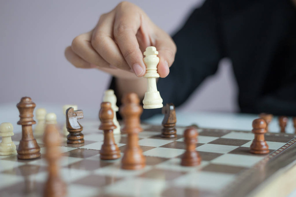 Fechar a mão tiro de mulher de negócios jogando o tabuleiro de xadrez para
  - Foto, Imagem