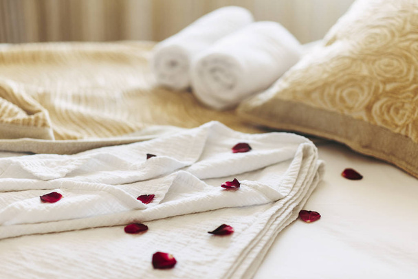 Luxus-Wellness-Hotelzimmer für ein romantisches Wochenende.  - Foto, Bild