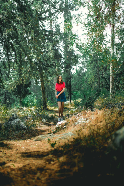 νεαρό κορίτσι που ποζάρει στο καλοκαιρινό δάσος - Φωτογραφία, εικόνα
